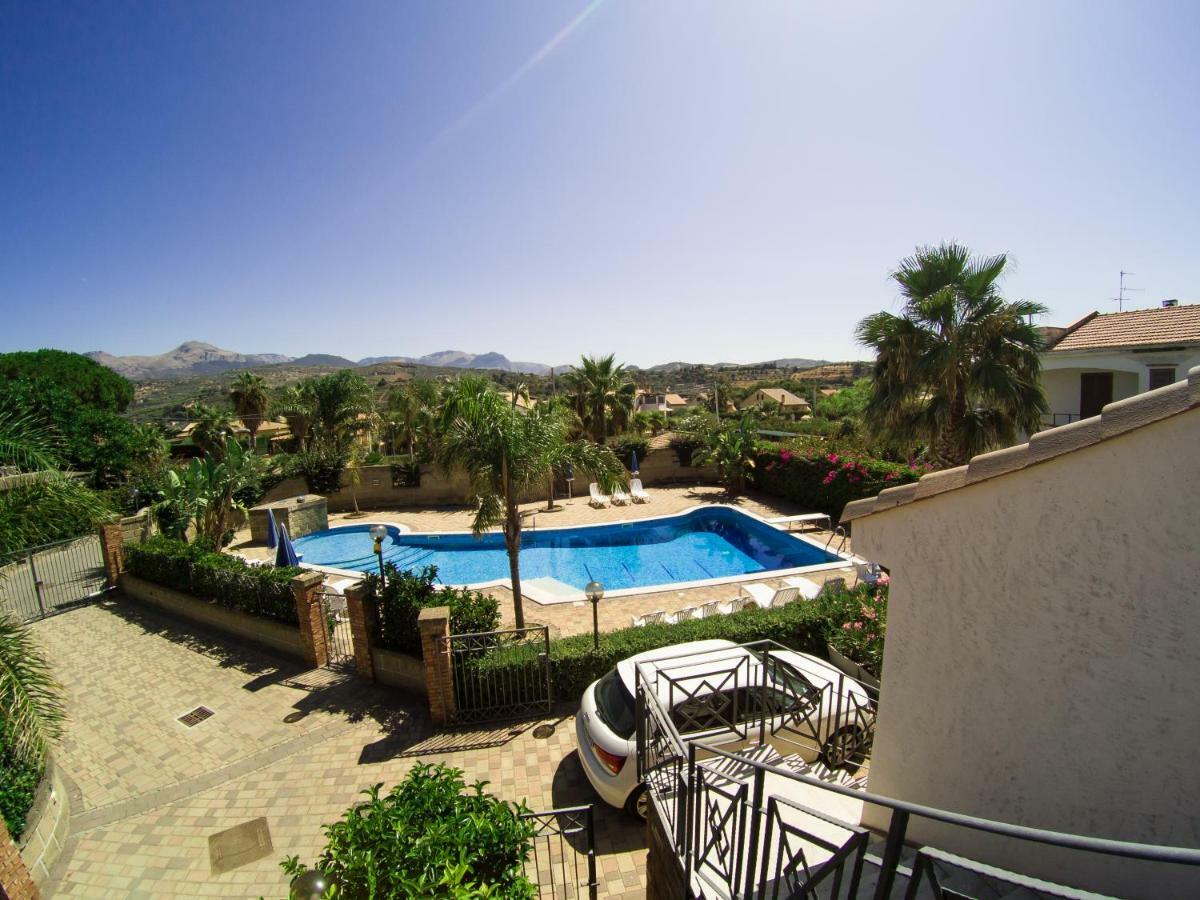 Mansarda Con Vista Piscina Villa Campofelice Di Roccella Buitenkant foto