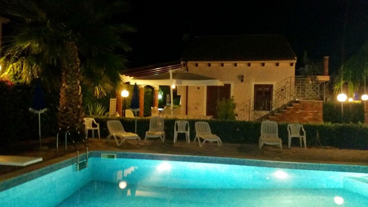 Mansarda Con Vista Piscina Villa Campofelice Di Roccella Buitenkant foto